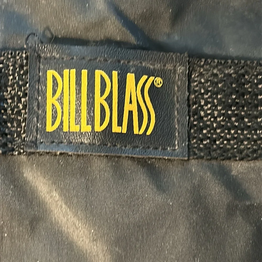 Nice tote for overnights BILLBLASS bag. Vintage bag. Needs a little cleaning!
